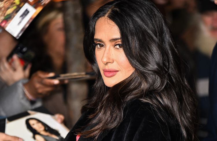 Salma Hayek Tampil Memukau dengan Tampilan Rambut Beruban di Karpet Merah