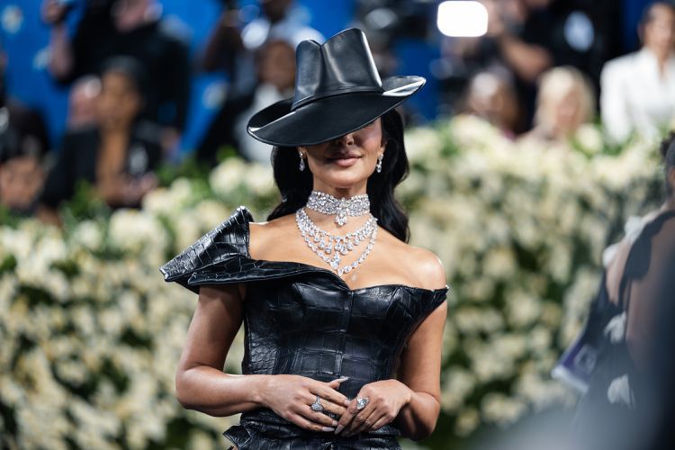Kim Kardashian Memakai Perhiasan Bernilai Lebih dari 7 Juta Dolar Saat Menghadiri Persidangan di Paris