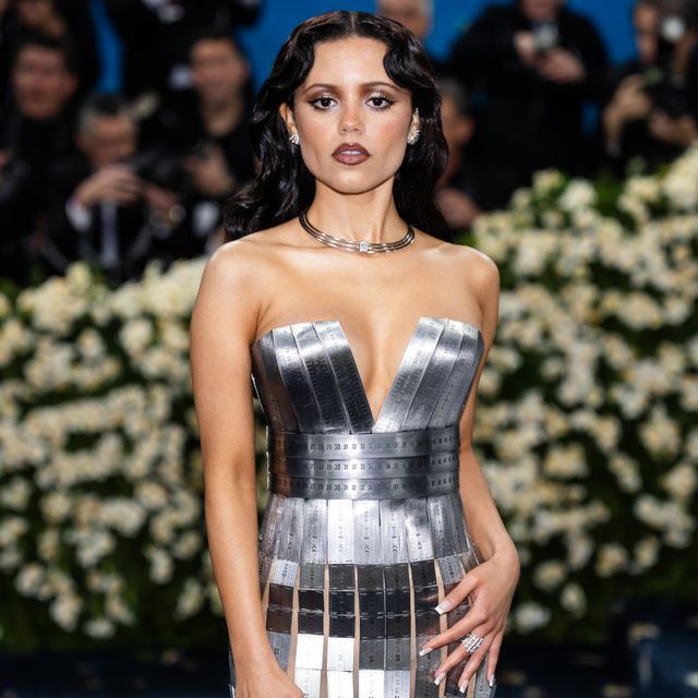 Jenna Ortega Tampil Menawan dengan Gaun Metalik Karya Balmain di Met Gala 2025