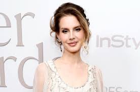 5 Rekomendasi Lagu Lana Del Rey yang Worth It Untuk Kamu Dengarkan!