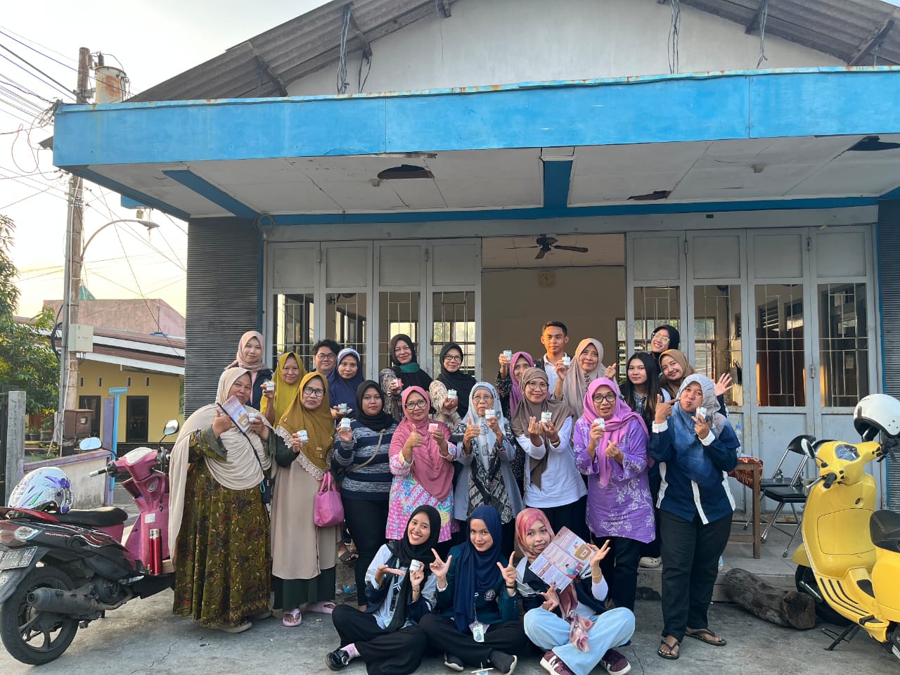 KKN 110 Undip Wujudkan Rumah Wangi Bebas Nyamuk Lewat Lilin Aromaterapi Minyak Serai