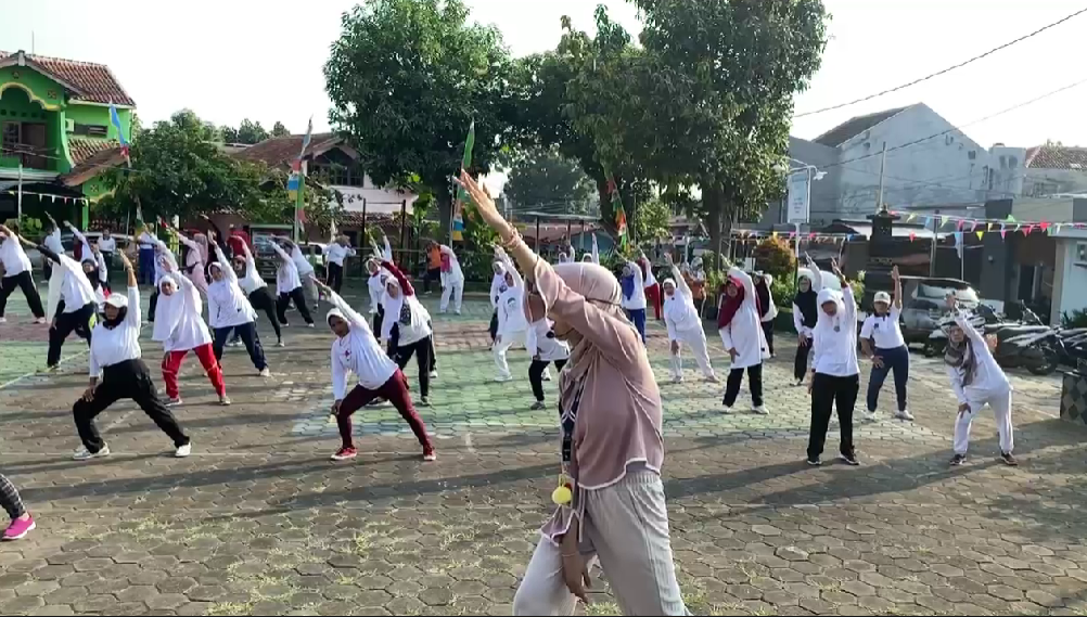 KKN Undip Tim 110 Turut Meramaikan Senam Lansia dan Cek Kesehatan di RW 8