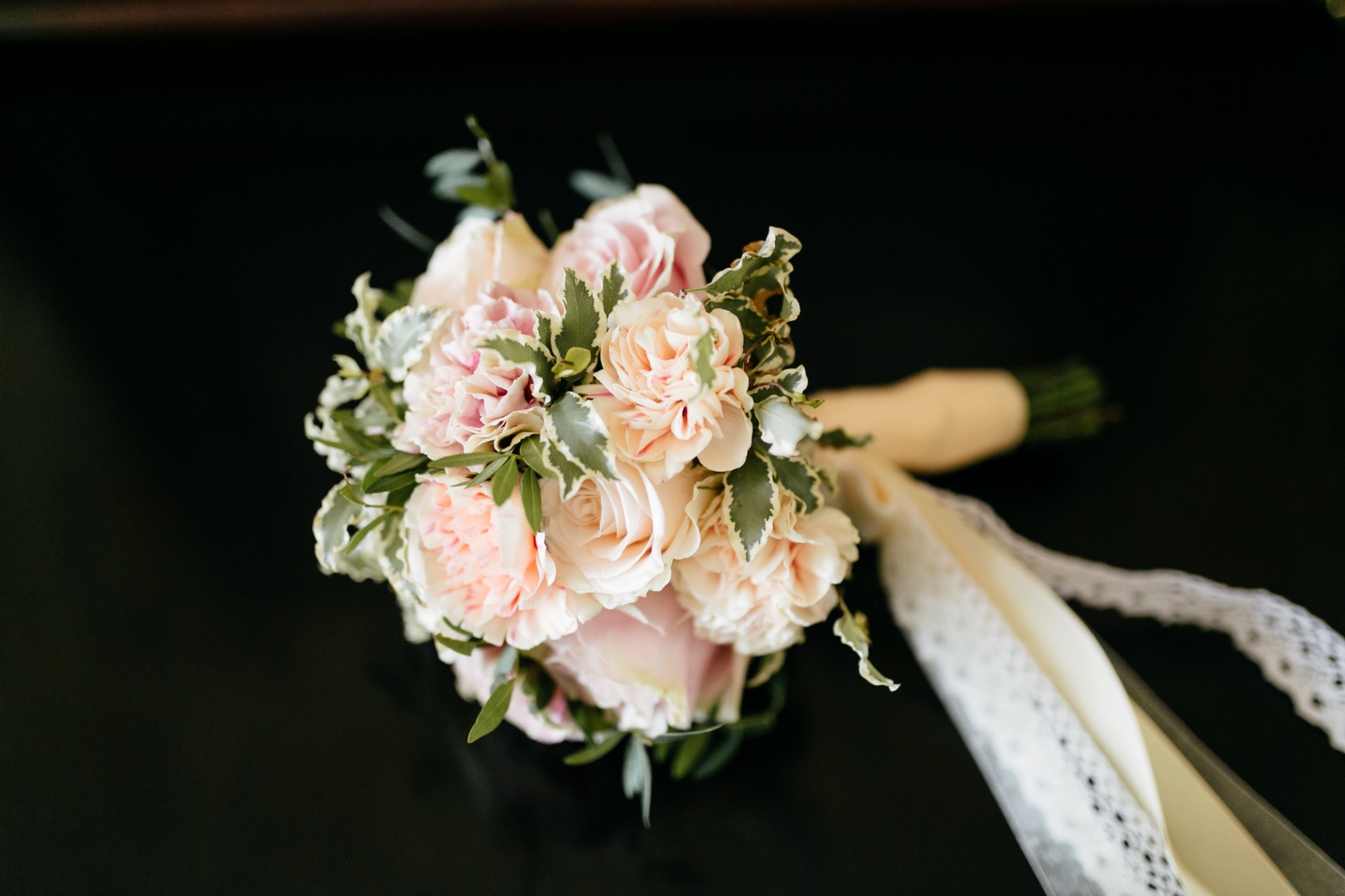 Bukan Sekadar Buket, Ini Makna di Balik Tradisi Lempar Bunga Pengantin