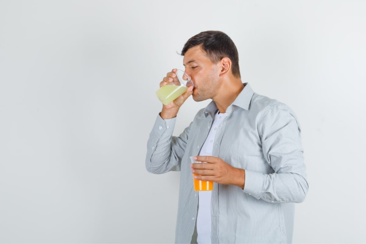 Kelihatan Sepele, Ternyata Ini Dampak Minum Sambil Berdiri!