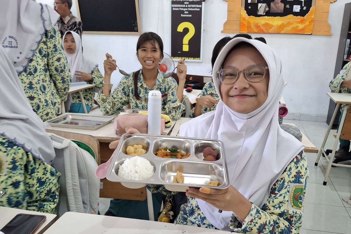 Full Senyum! Ribuan Siswa SMPN 22 Surabaya Antusias Nikmatin MBG