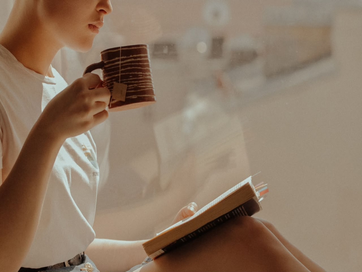 Aktivitas pagi baca buku dan minum santai sambil membaca buku. Sumber: cottonbro studio via Pexels