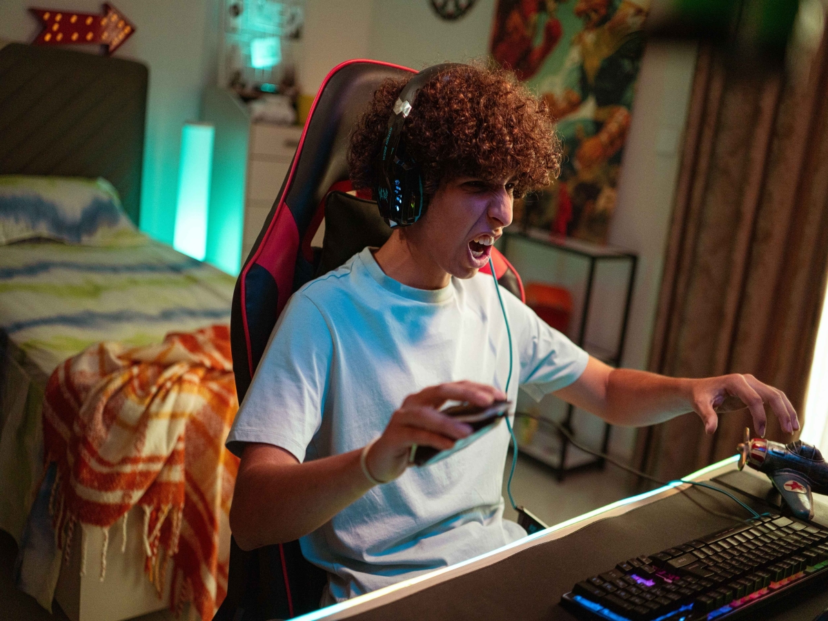 Ilustrasi gamer meluapkan emosi setelah mengalami kekalahan saat bermain game. Sumber: Pexels by Khezez