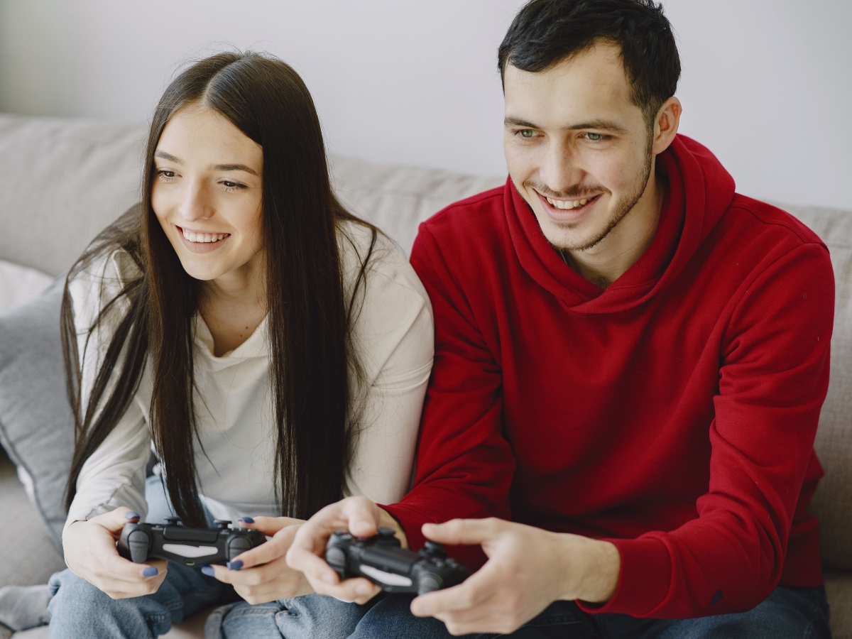 Pasangan menikmati waktu bersama dengan bermain game multiplayer. Sumber: Pexels (Gustavo Fring)