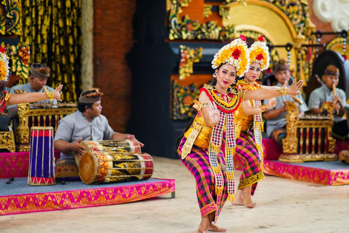 Seni Tradisional yang Mendunia: Penari mengenakan pakaian adat lengkap dan hiasan kepala khas Bali saat tampil diiringi alunan instrumen gamelan. Pertunjukan budaya seperti ini terus menjadi daya tarik utama pariwisata Indonesia.