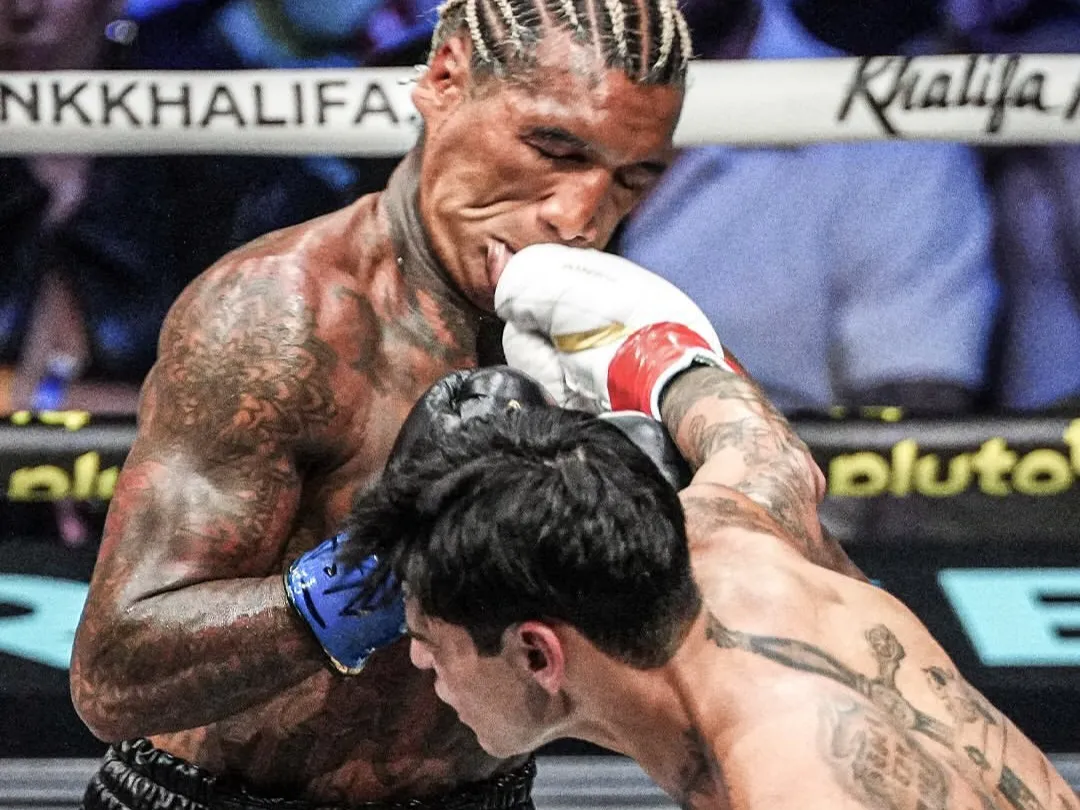 Aksi sengit saat pertarungan memanas di atas ring antara Ryan Garcia dan Conor Benn dalam duel perebutan gelar juara dunia WBC. Sumber: (Instagram @kingryan)