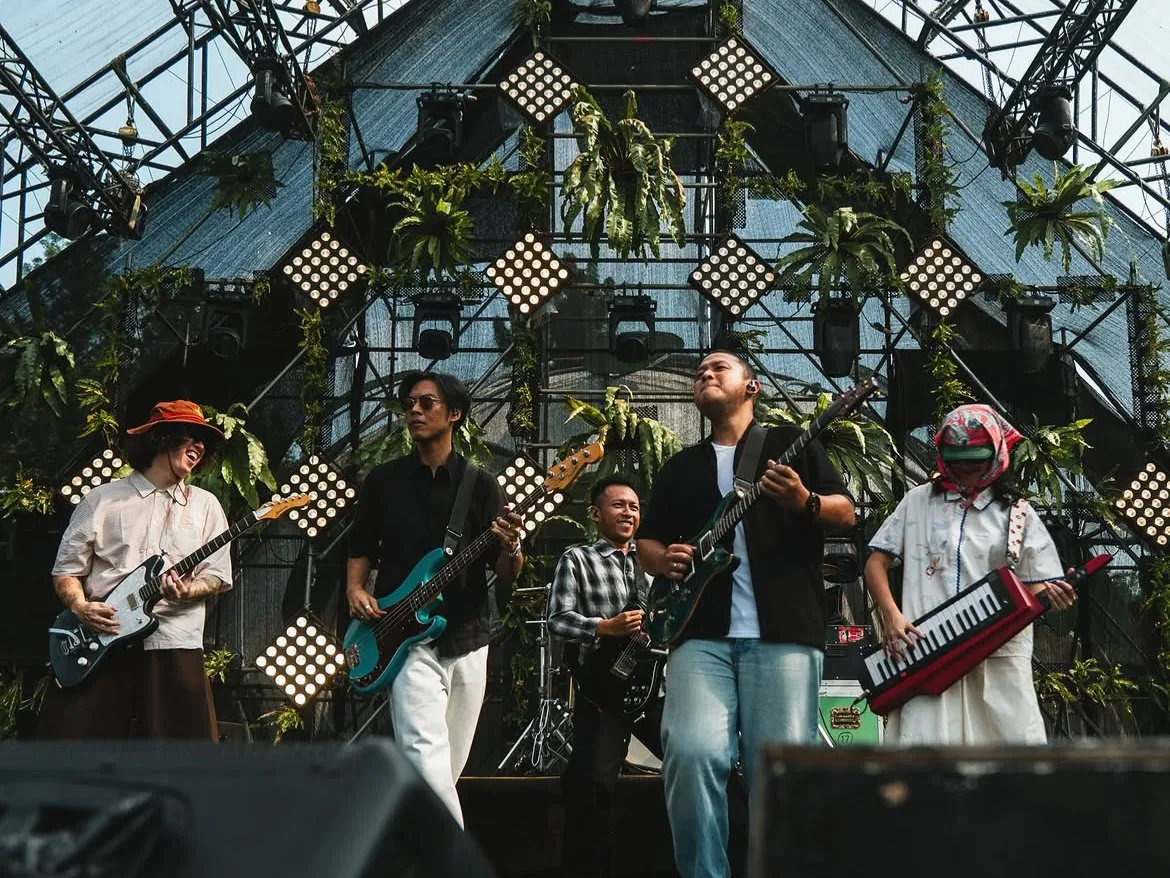 Ini Abadi menjadi salah satu lagu Perunggu yang menggambarkan perjuangan mempertahankan hubungan di tengah rutinitas. Sumber : Instagram @perunggu_