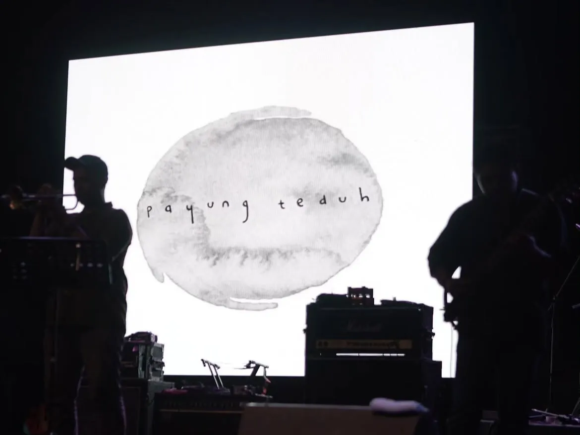 Mari Bercerita menjadi salah satu lagu Payung Teduh yang tetap didengarkan hingga kini dan hadir dalam berbagai versi cover. Sumber: Instagram @payungteduhofficial