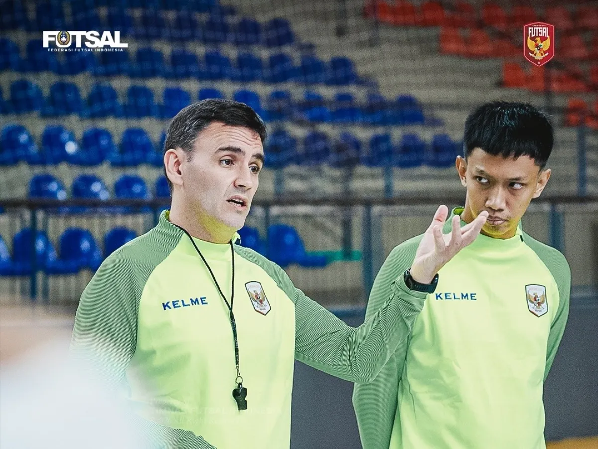 Hector Souto memberikan arahan kepada para pemain