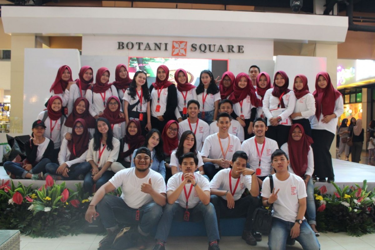 Para panitia 1Care 1Dare setelah acara